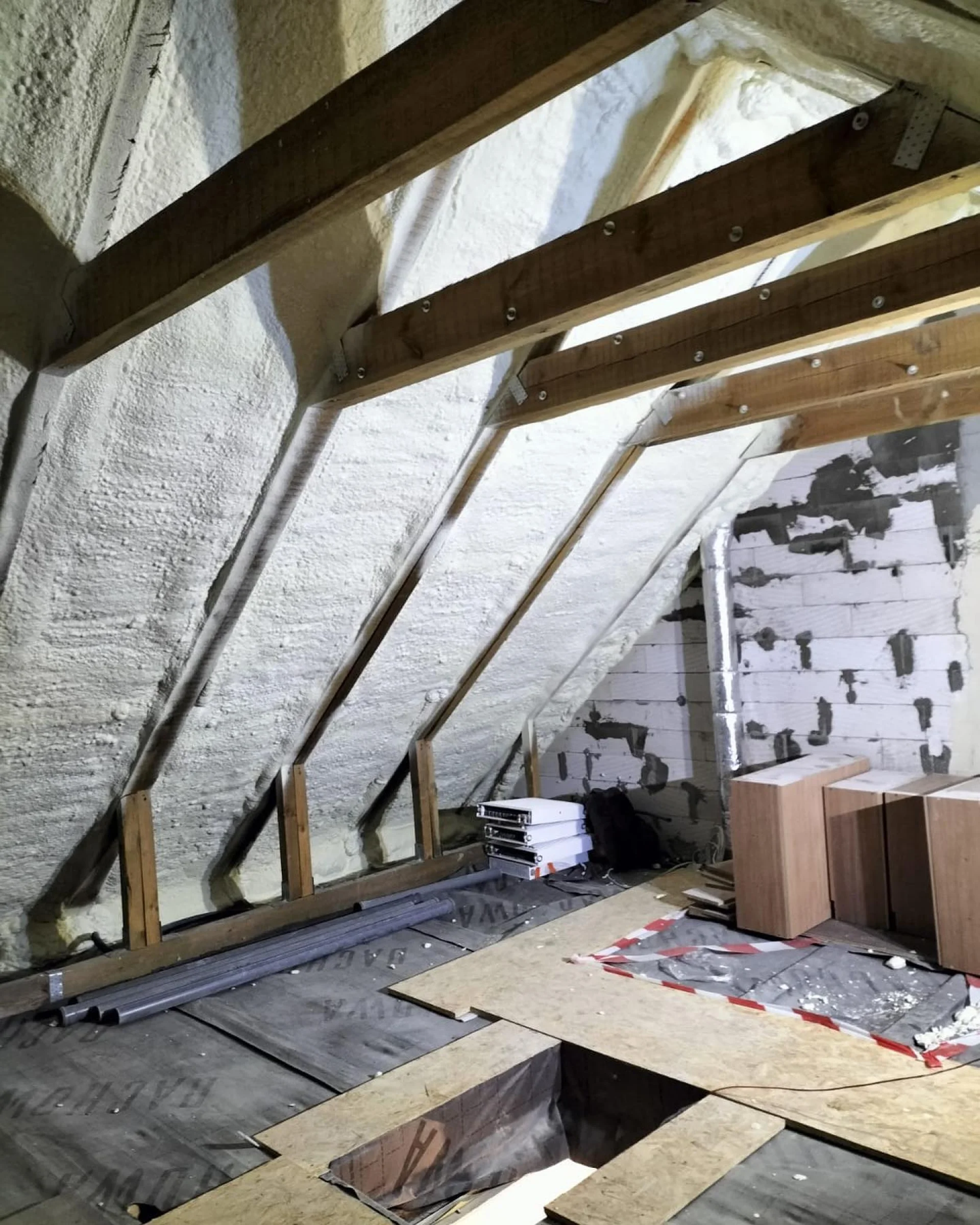 Izolacja Natryskowa: 4 Kluczowe Parametry, Które Musisz Znać Przed Wyborem